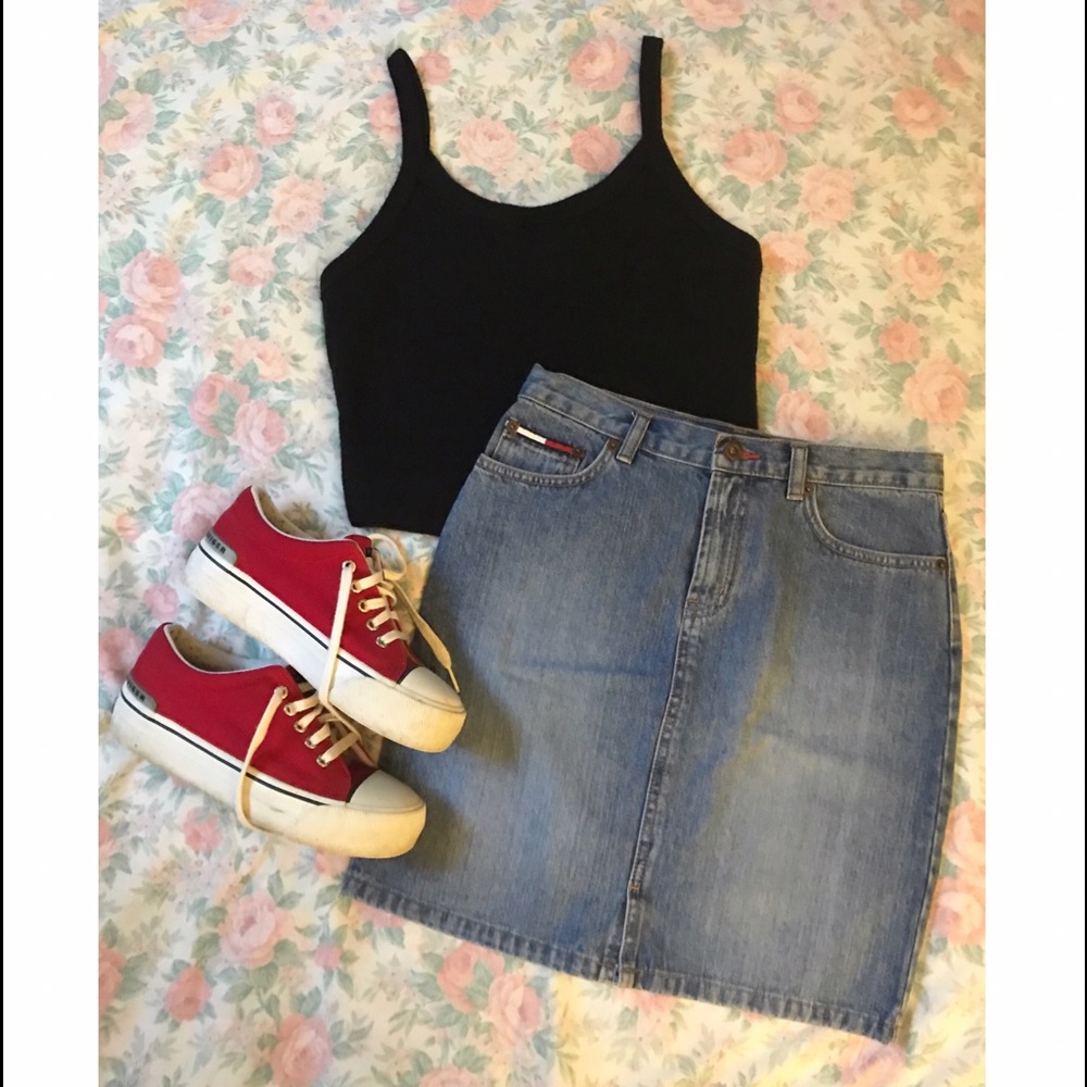 Tommy Hilfiger vintage denim skirt! size small!