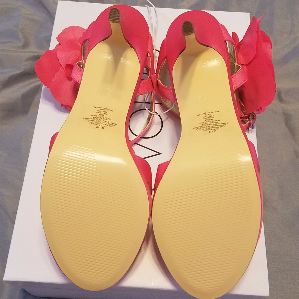 Beautiful Pink heels with Flower accent - Picture 4 of 4
