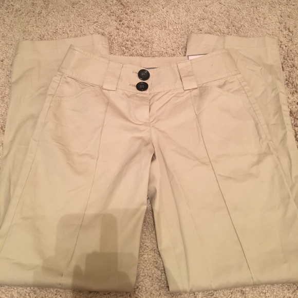 Ann Taylor Pants - NWT Ann Taylor khaki pants😍🌺