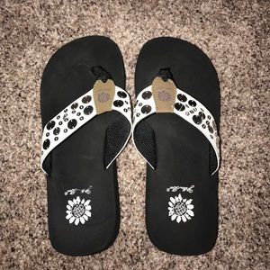Yellow Box Flipflops women's 8.5