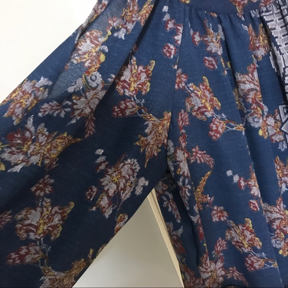 Cutout shoulder flowing blouse - Picture 2 of 3