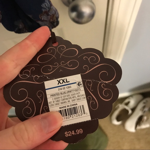 Cutout shoulder flowing blouse - Picture 3 of 3