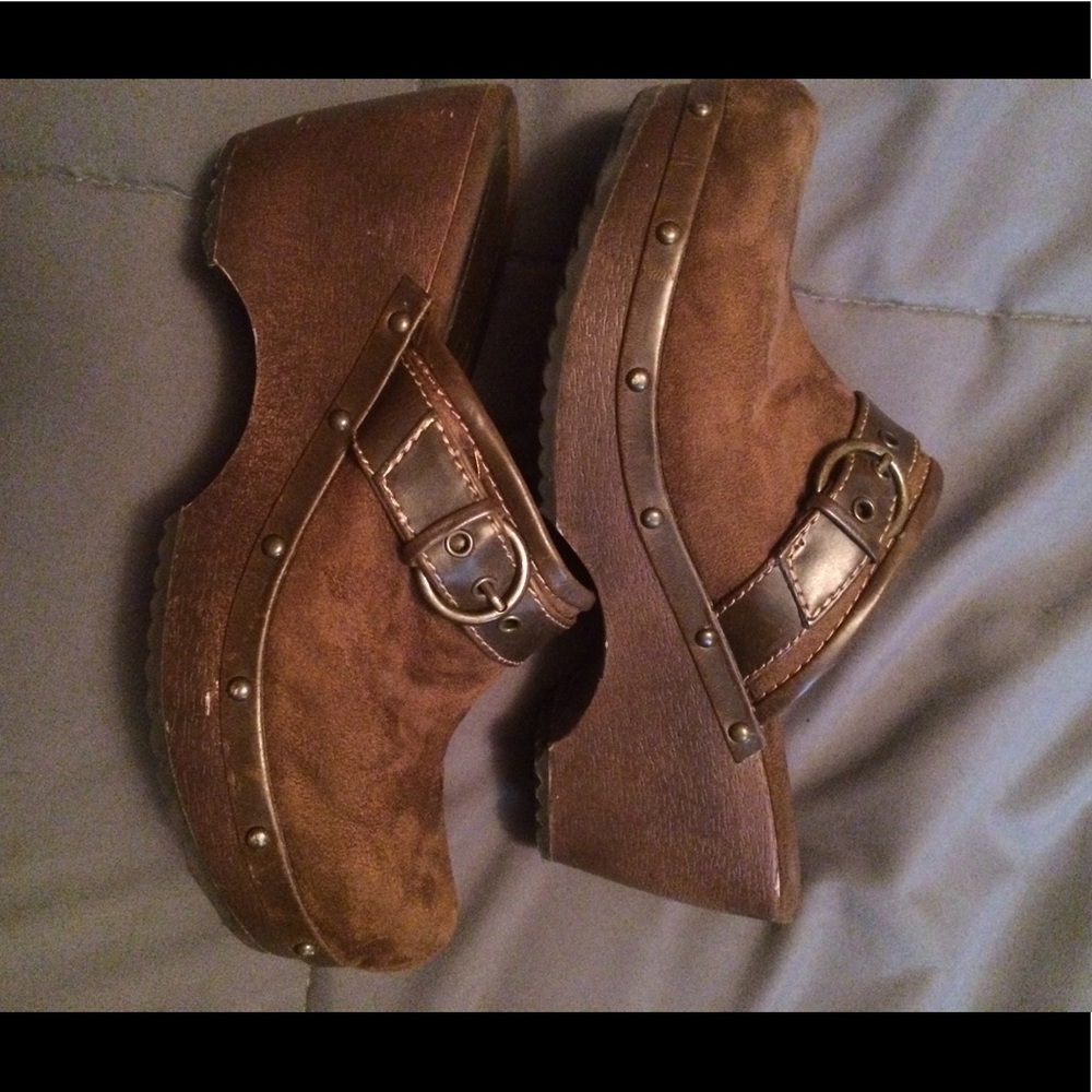 American Eagle clogs