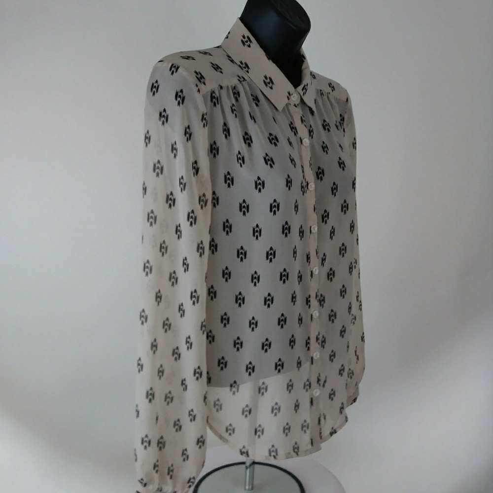 Nice forever 21 blouse. Perfect office wear.