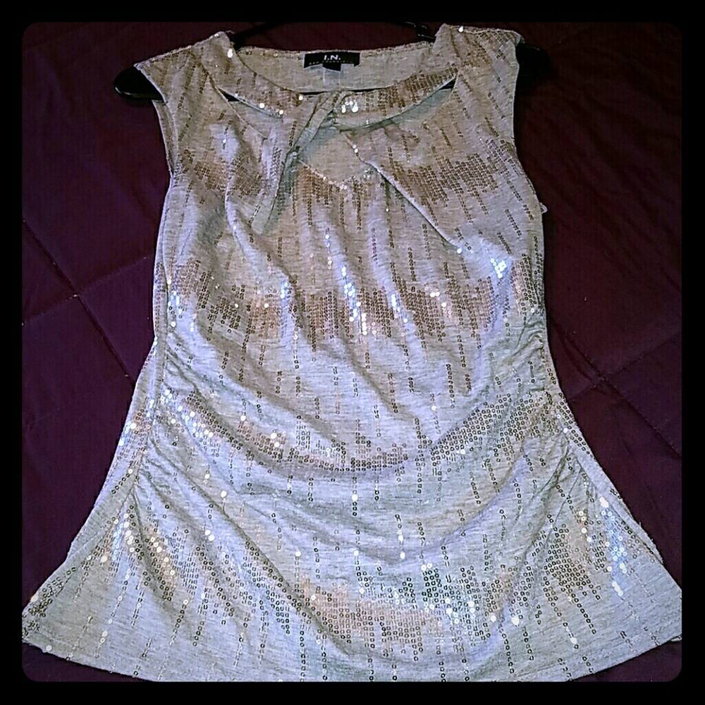 💖Beautiful Gray and Silver Sequined Top - M💖