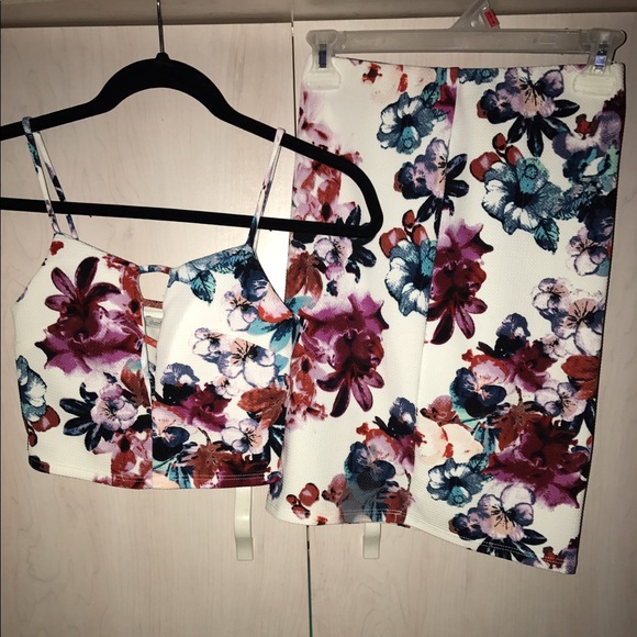 Two piece white floral top and skirt - Picture 2 of 4