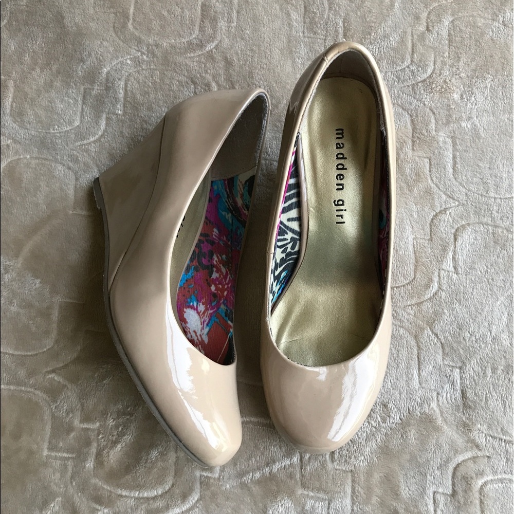 Madden Girl Beige Wedges, size 6.5