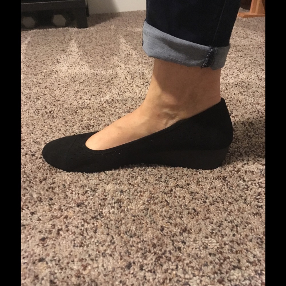 NEW WITH TAG CL by Laundry women's slip ons