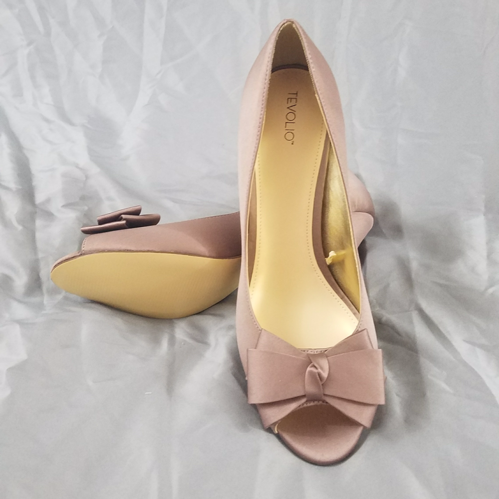Pretty peep toe pump By: Tevolio