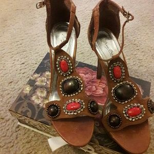 Sandels - run big can fit a size 10