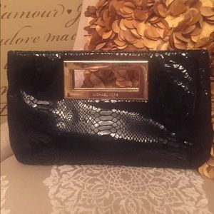 SALE🌺. Michael Kors Clutch