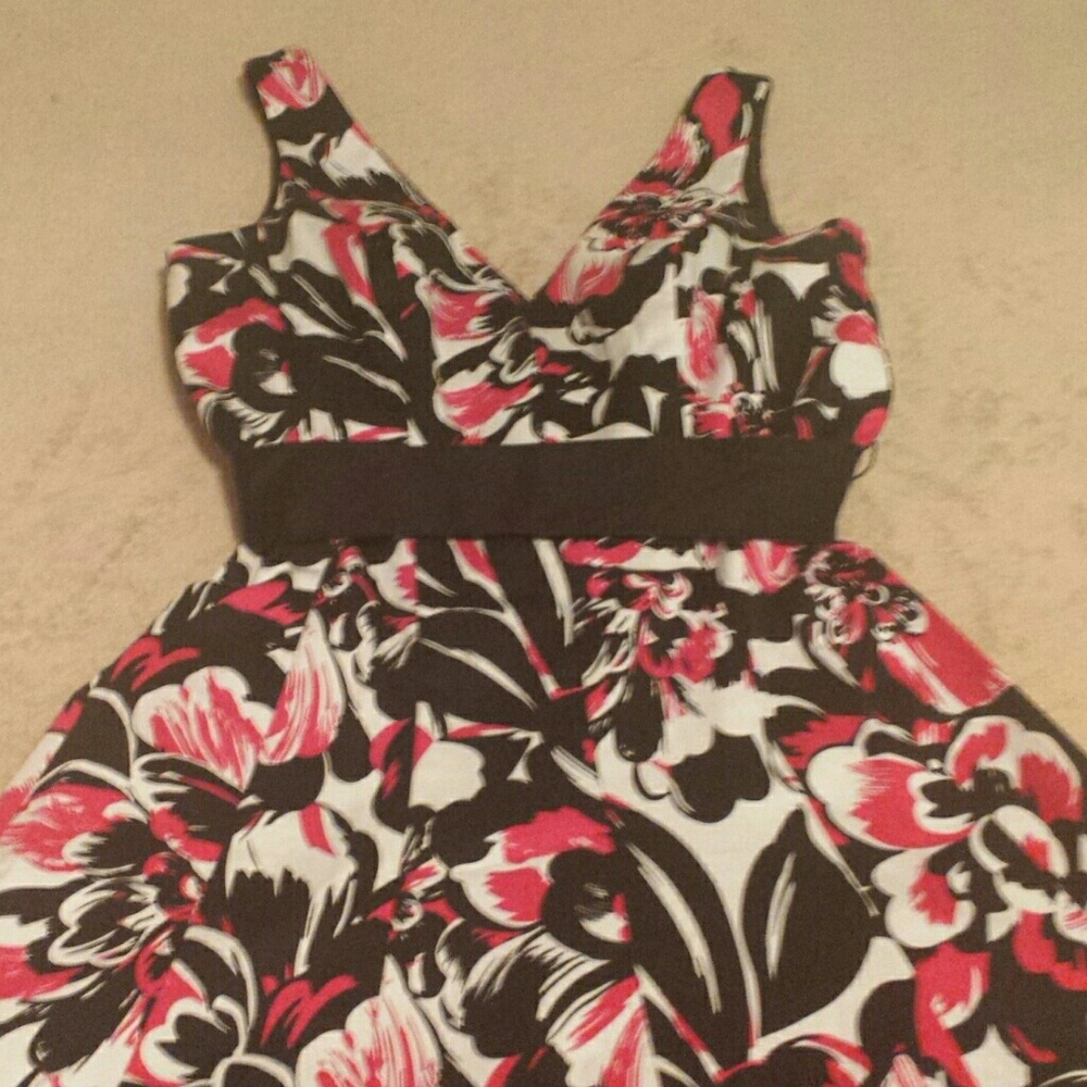 Nine West Double Vee Sleeveless Dress. Size 4. - Picture 2 of 8