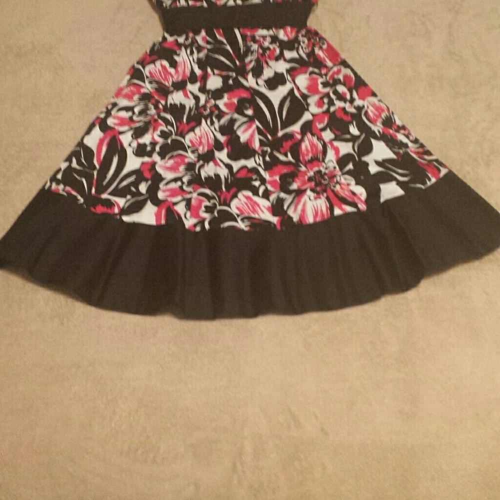 Nine West Double Vee Sleeveless Dress. Size 4. - Picture 3 of 8