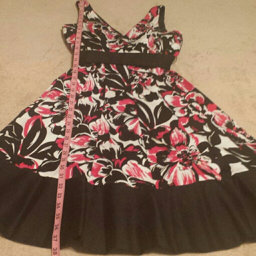 Nine West Double Vee Sleeveless Dress. Size 4. - Picture 5 of 8