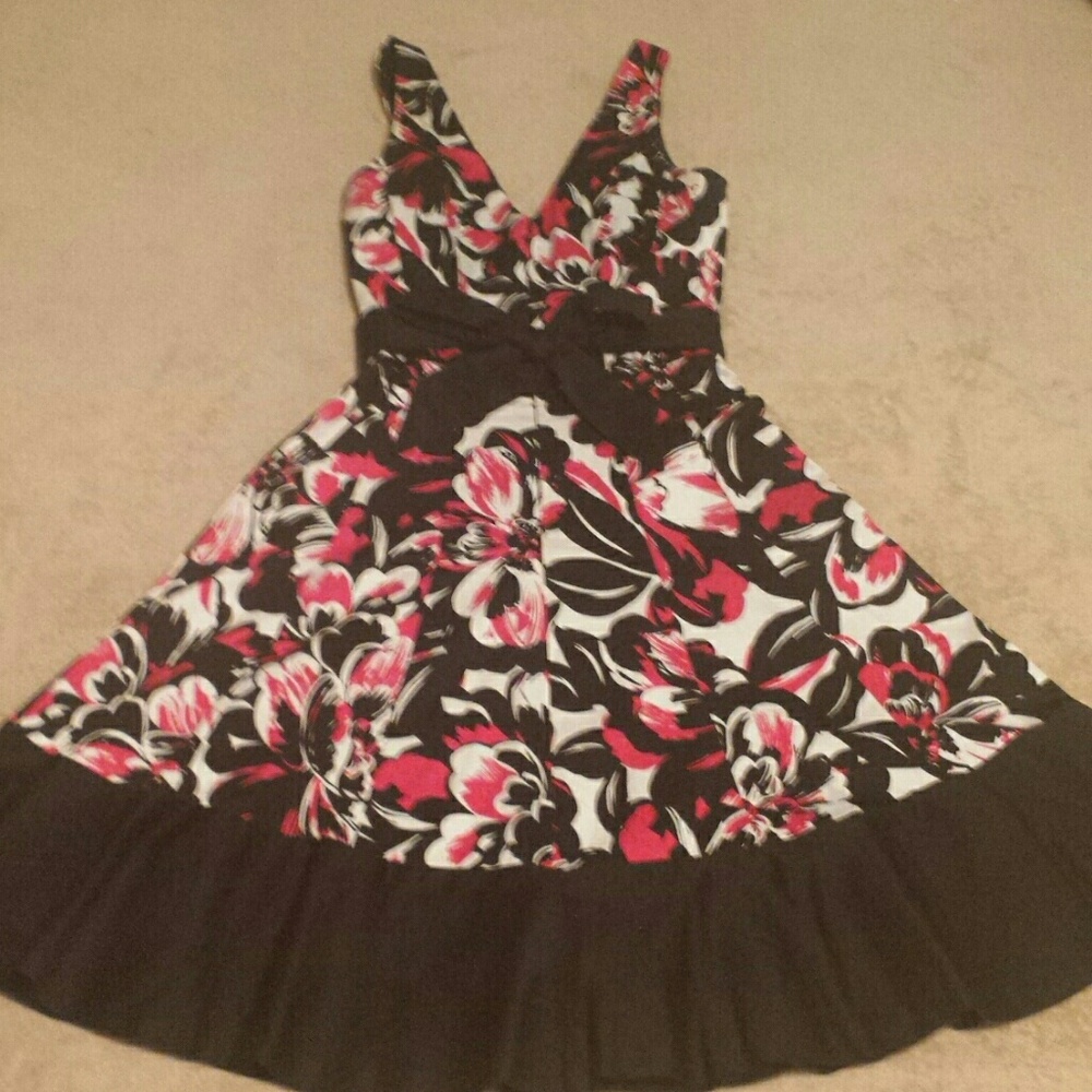 Nine West Double Vee Sleeveless Dress. Size 4. - Picture 7 of 8