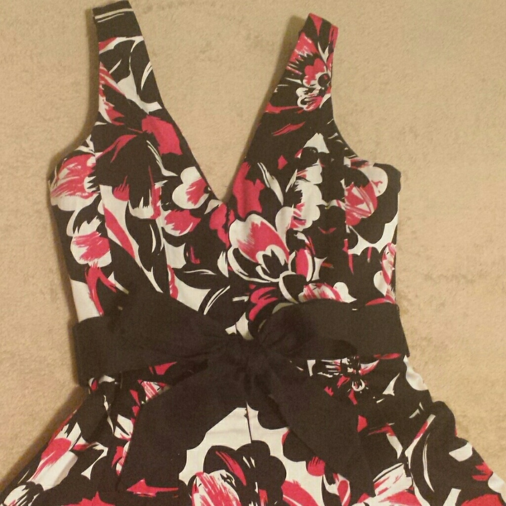 Nine West Double Vee Sleeveless Dress. Size 4. - Picture 8 of 8