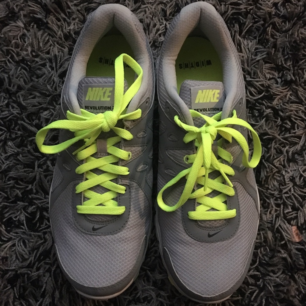 Nike Revolution 2's