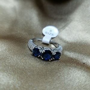 Ring. Sapphire colored stones