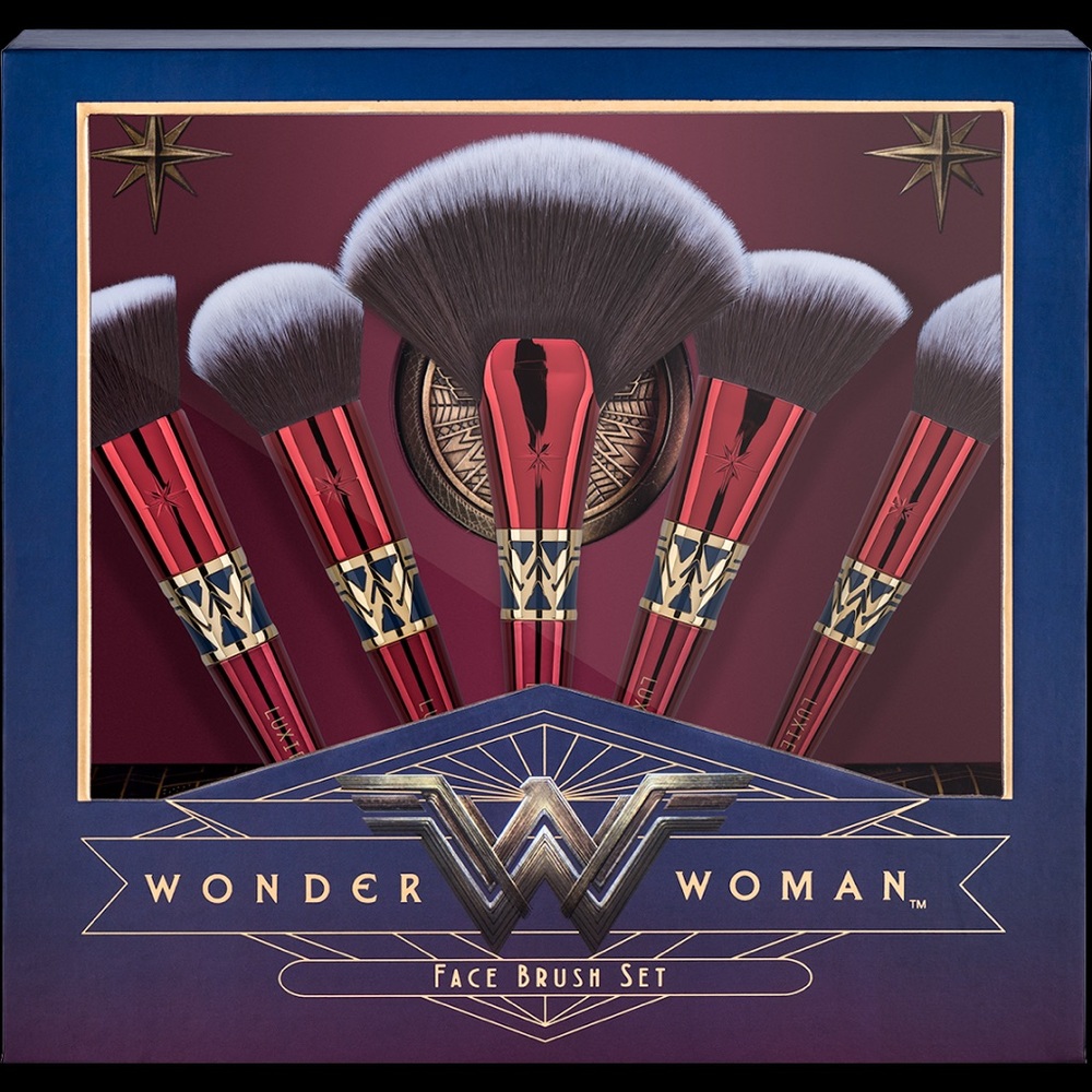 New in box Wonder Woman make up brushes