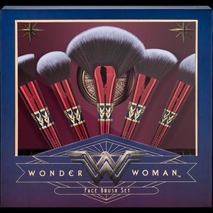 New in box Wonder Woman make up brushes