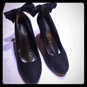 Black lace bow pumps