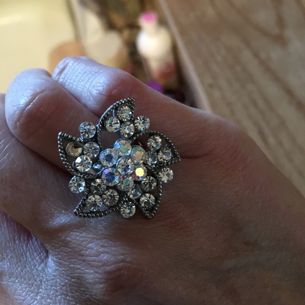 Crystal flower adjustable statement ring - Picture 2 of 4