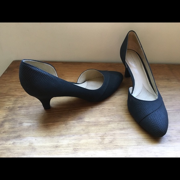Gorgeous and Comfortable Naturalizer No. 5 Heels - Picture 2 of 4