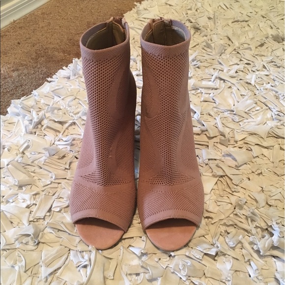 🎉FINAL PRICE🎉Steve Madden Acko Perforated Bootie - Picture 2 of 6