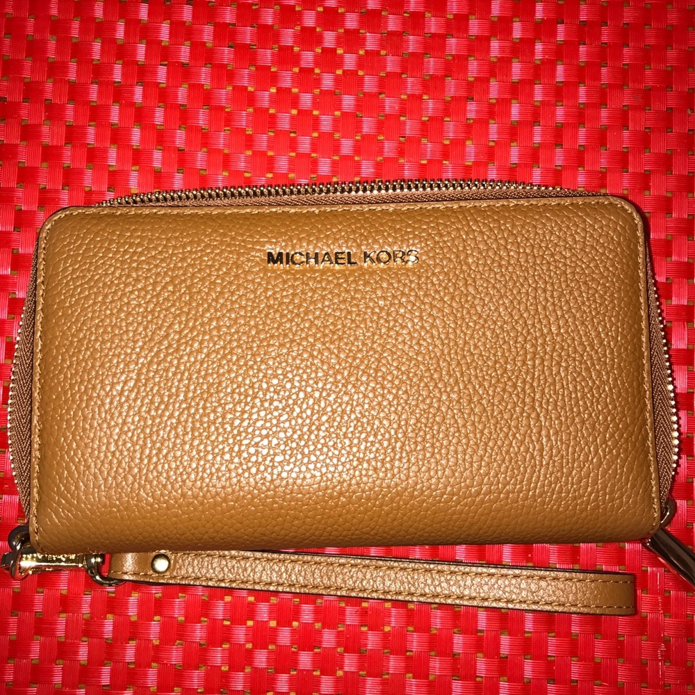 MOVING SALE: Michael Kors Wristlet
