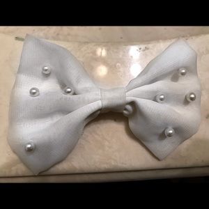 white pearl bow