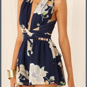 Cross back floral romper. 🌺🦋