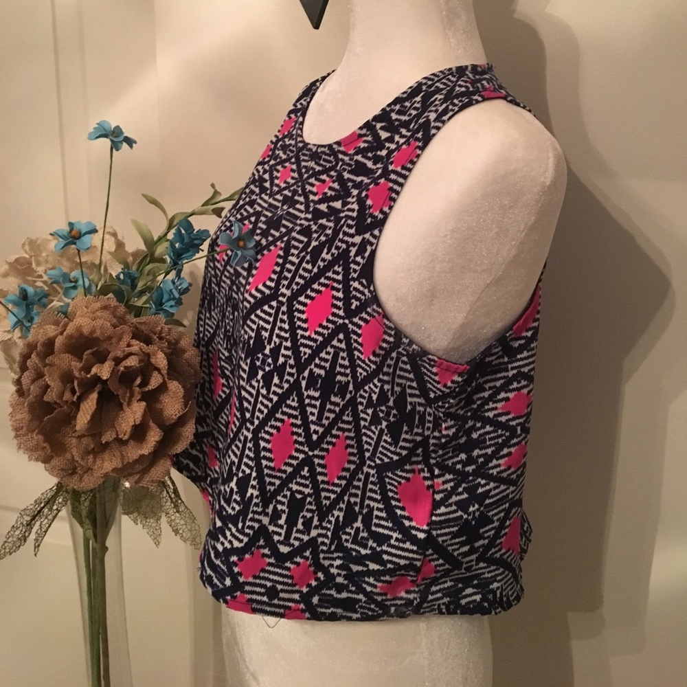 ☀️SOLD - Aztec patterned top - Picture 2 of 3