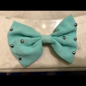 mint and silver bow