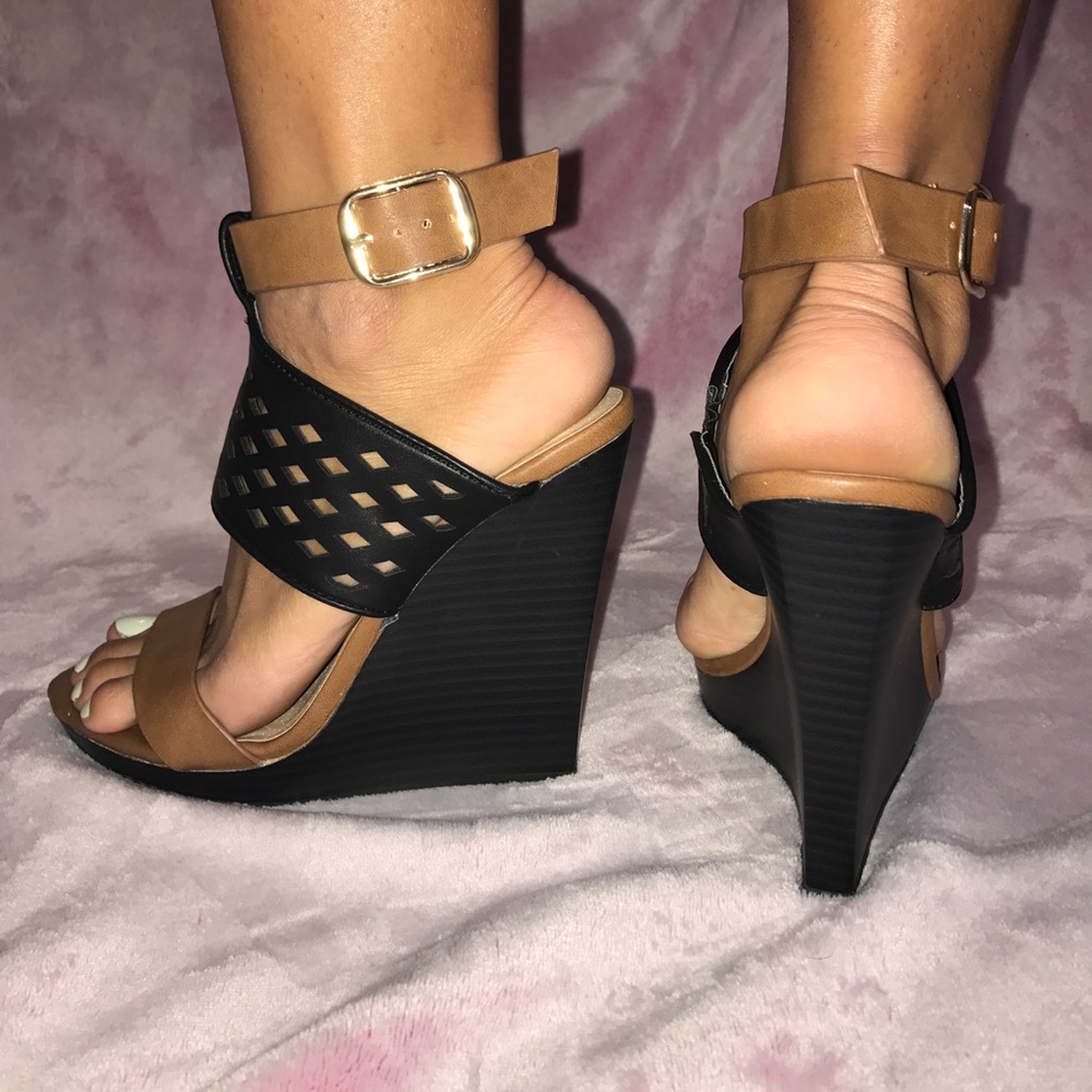 Trendy black and brown color-block wedge - Picture 2 of 5