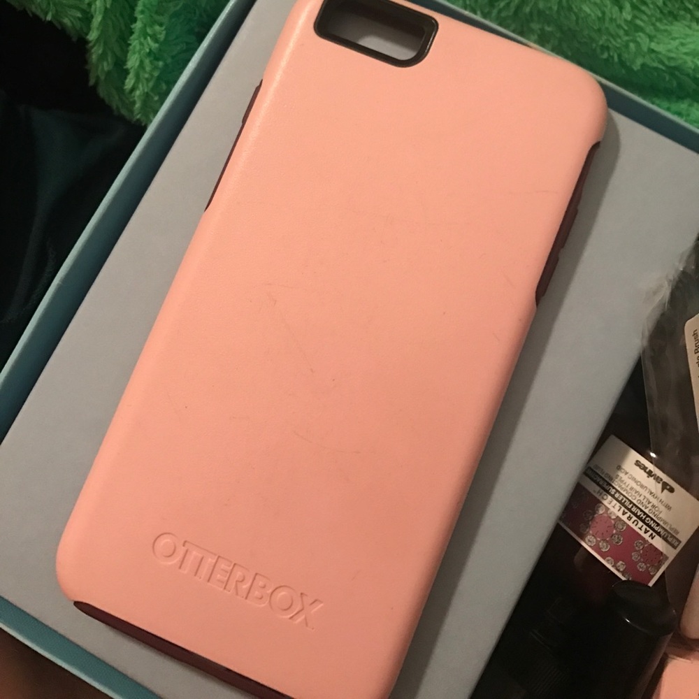 Otterbox Slim iPhone 6+ case in Pink/Maroon