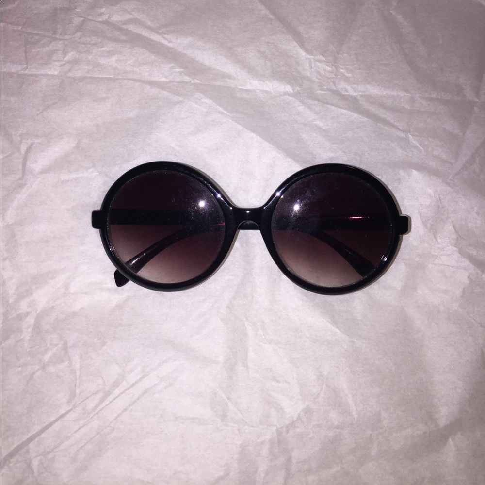 Rounded Black Frame Sunglasses
