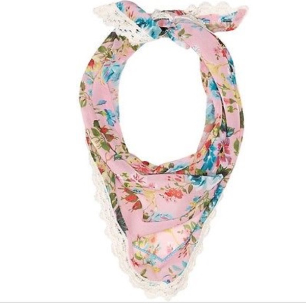 🎄Steve Madden Triangle Floral Scarf NWT🎄