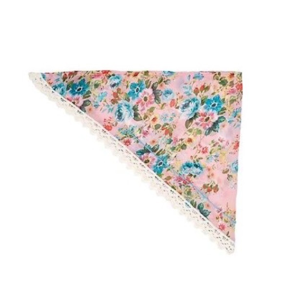 🎄Steve Madden Triangle Floral Scarf NWT🎄 - Picture 2 of 4