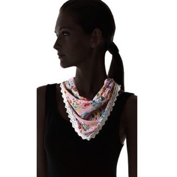 🎄Steve Madden Triangle Floral Scarf NWT🎄 - Picture 3 of 4