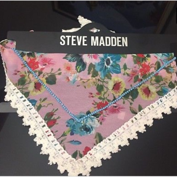 🎄Steve Madden Triangle Floral Scarf NWT🎄 - Picture 4 of 4