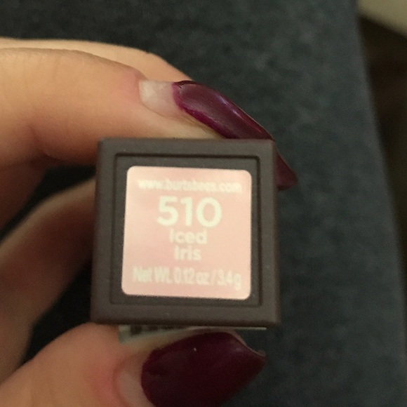 💕💄💋Burt's Bees Lipstick Iced Iris - Picture 3 of 7