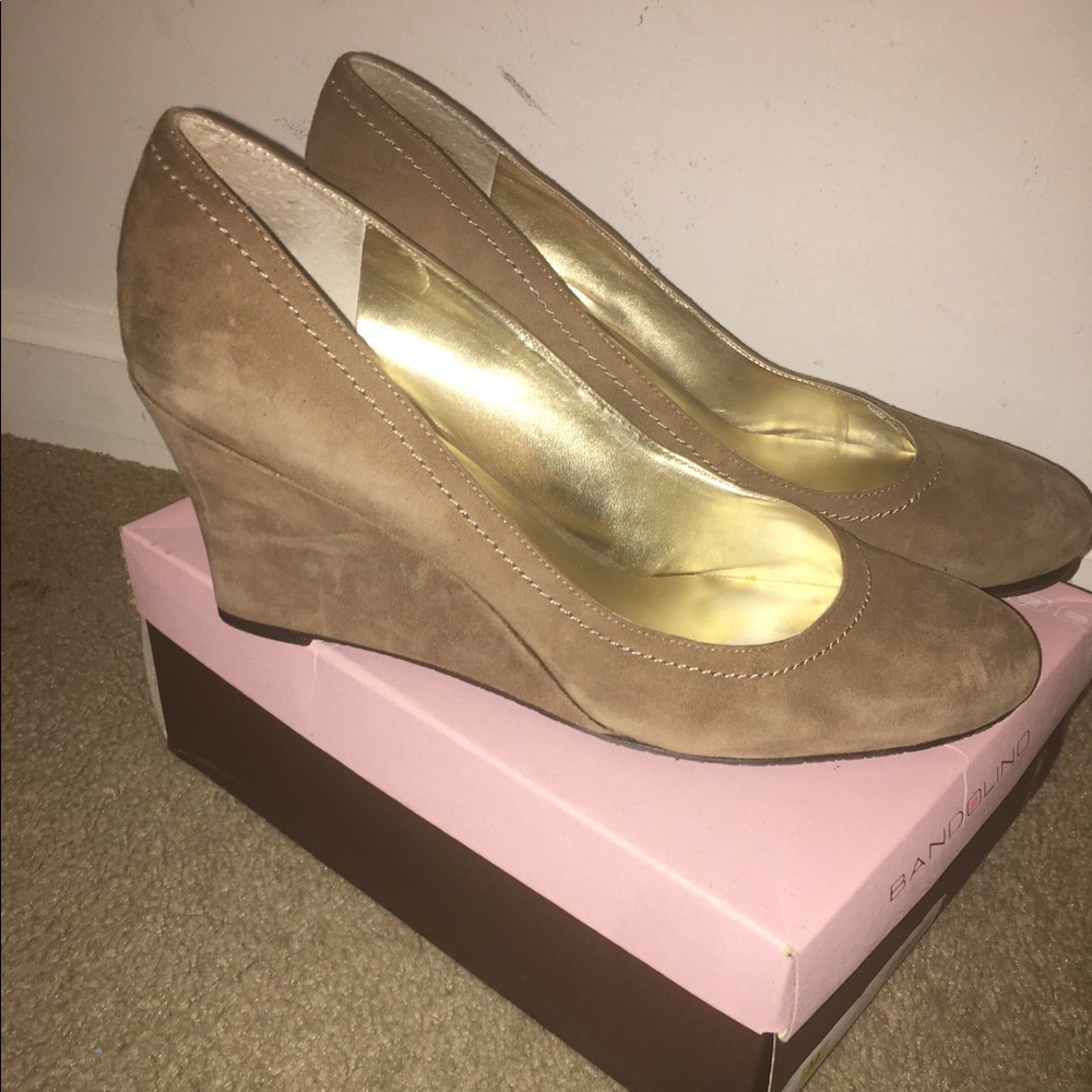 📍FINAL REDUCTION📍 Tan brown faux suede wedges