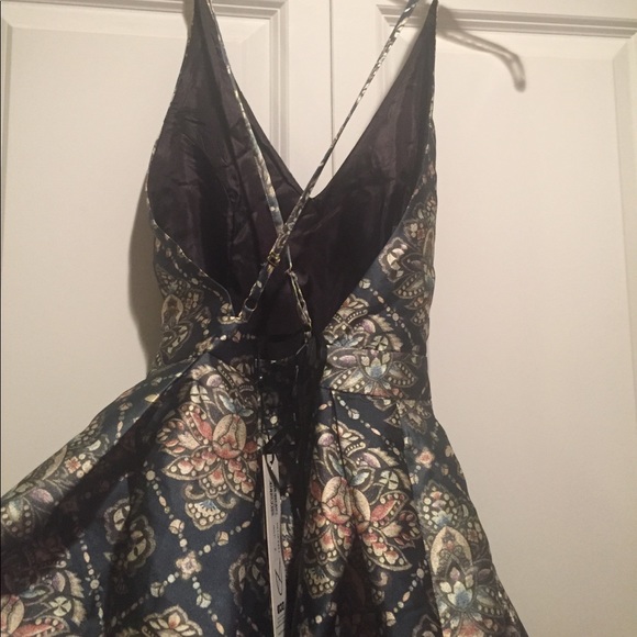 ๐ซHP๐ซMinkpink backless skater dress - Picture 5 of 7