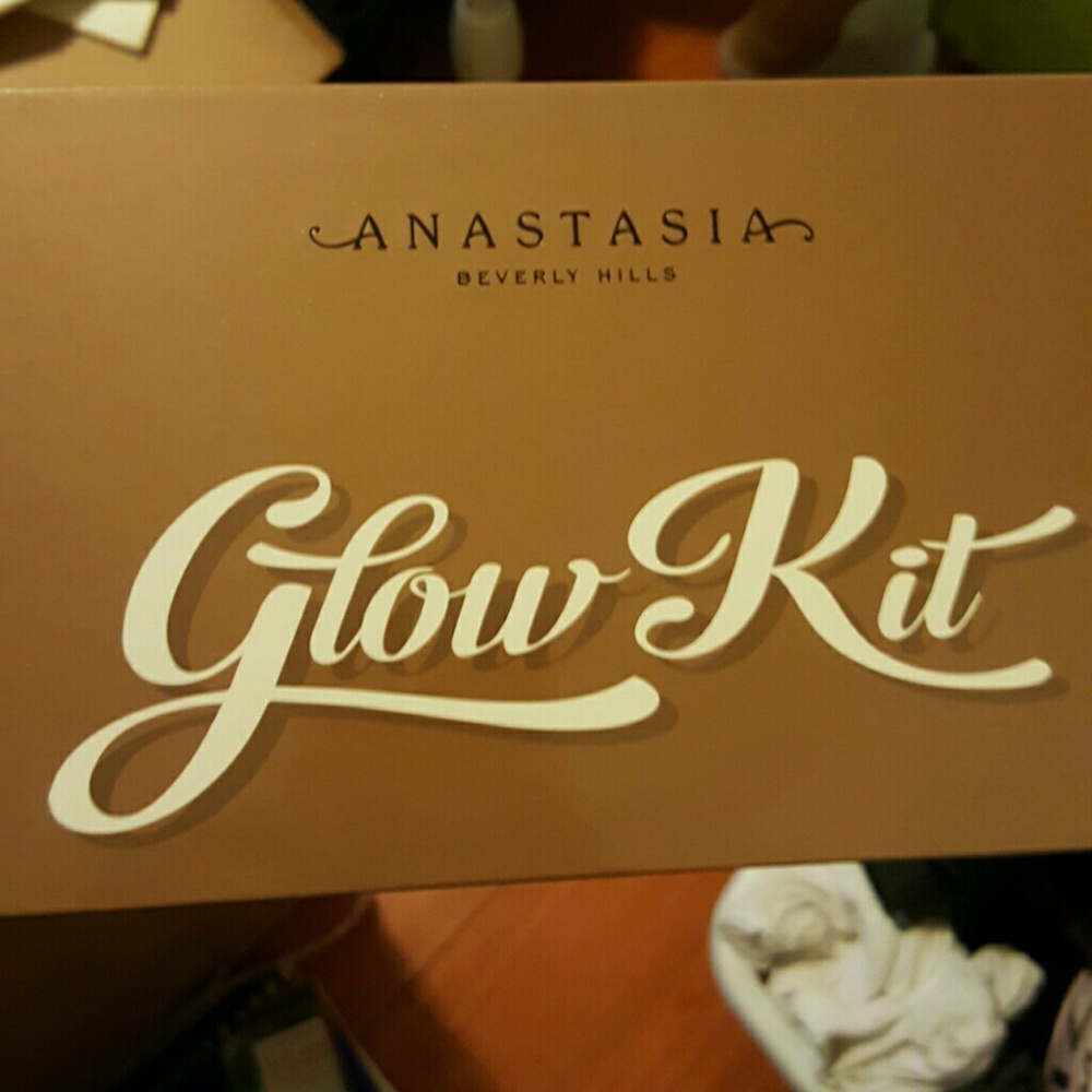 Brand new Anatasia Glow Kit