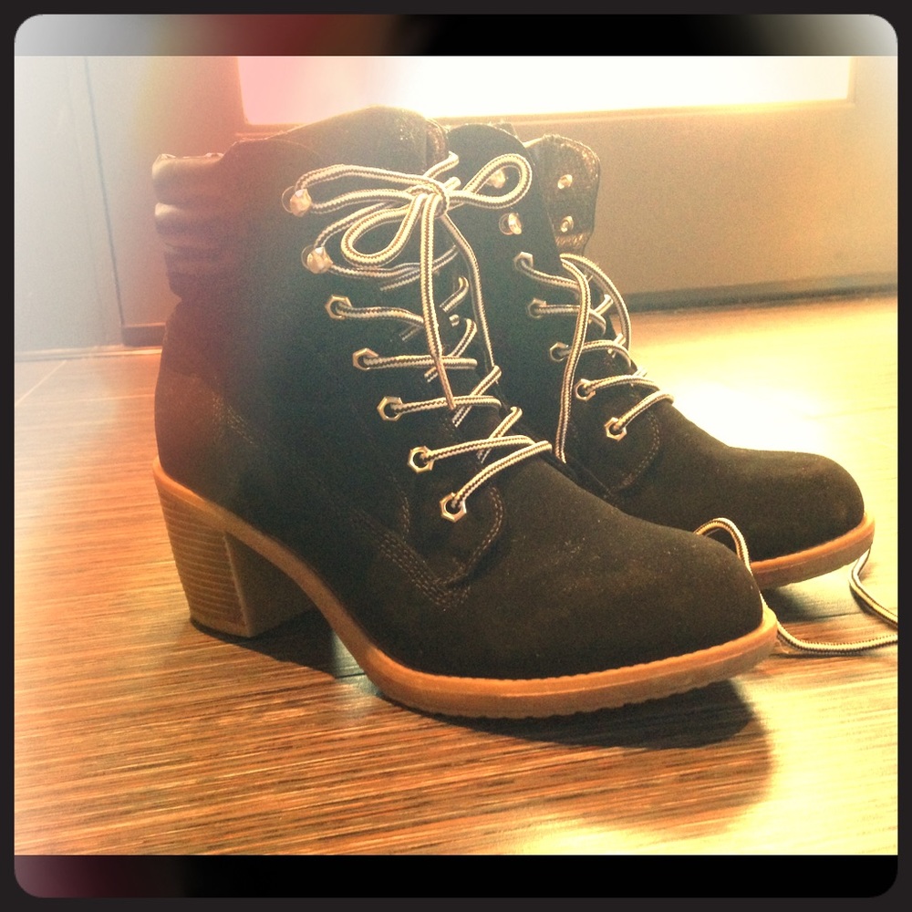 🏝 EUC Black Faux Suede Lace-Up Heeled Ankle Boots