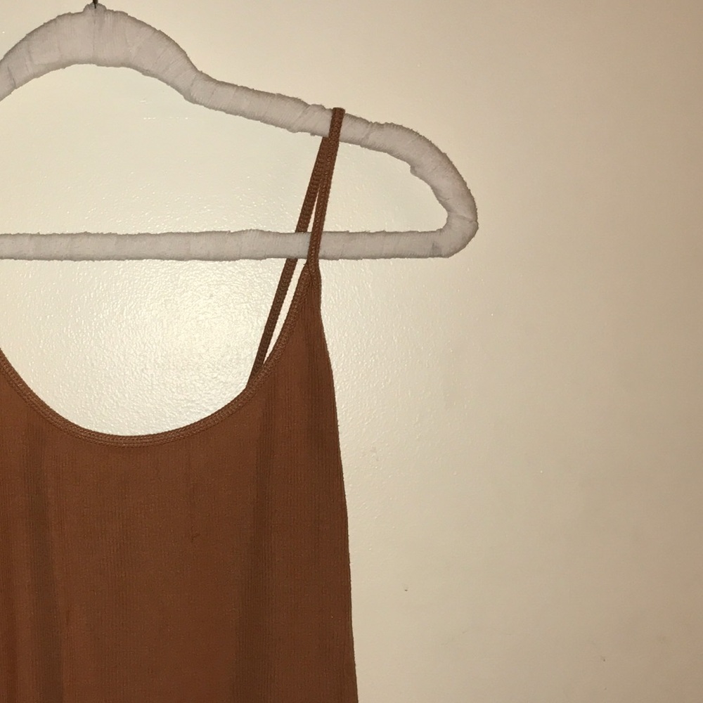 URBAN OUTFITTERS CROPPED TANK