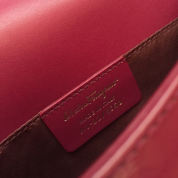 Salvatore Ferragamo Miss Vara Patient Leather - Picture 5 of 8