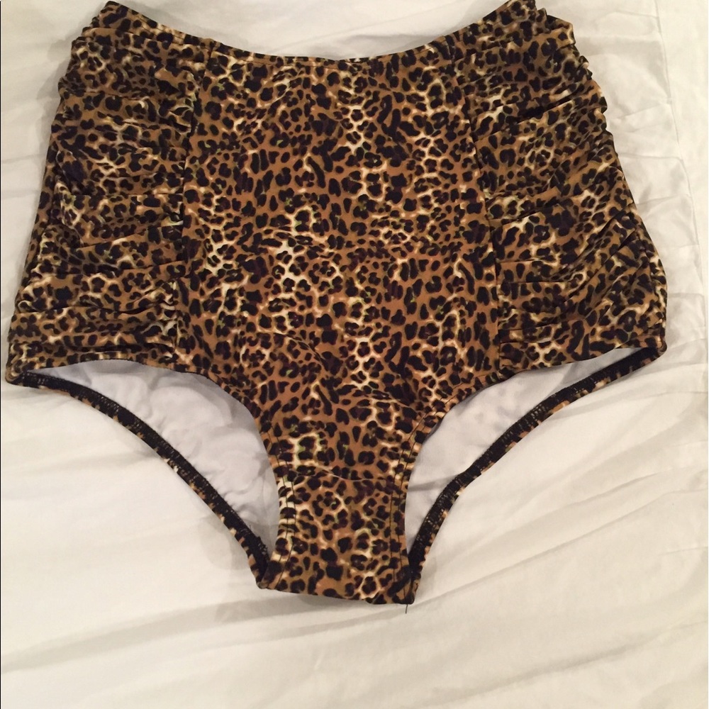 BRAND NEW-Kortni Jeane side ruched bottom XS