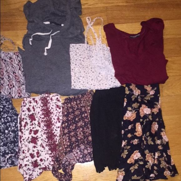 LOT OF BRANDY MELVILLE - AT LEAST $700 WORTH - Picture 4 of 8