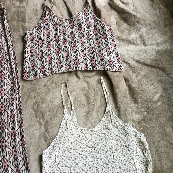 LOT OF BRANDY MELVILLE - AT LEAST $700 WORTH - Picture 6 of 8